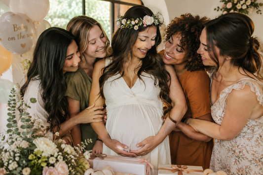 Une femme enceinte entourée de ses amies lors d’un Mama Blessing.